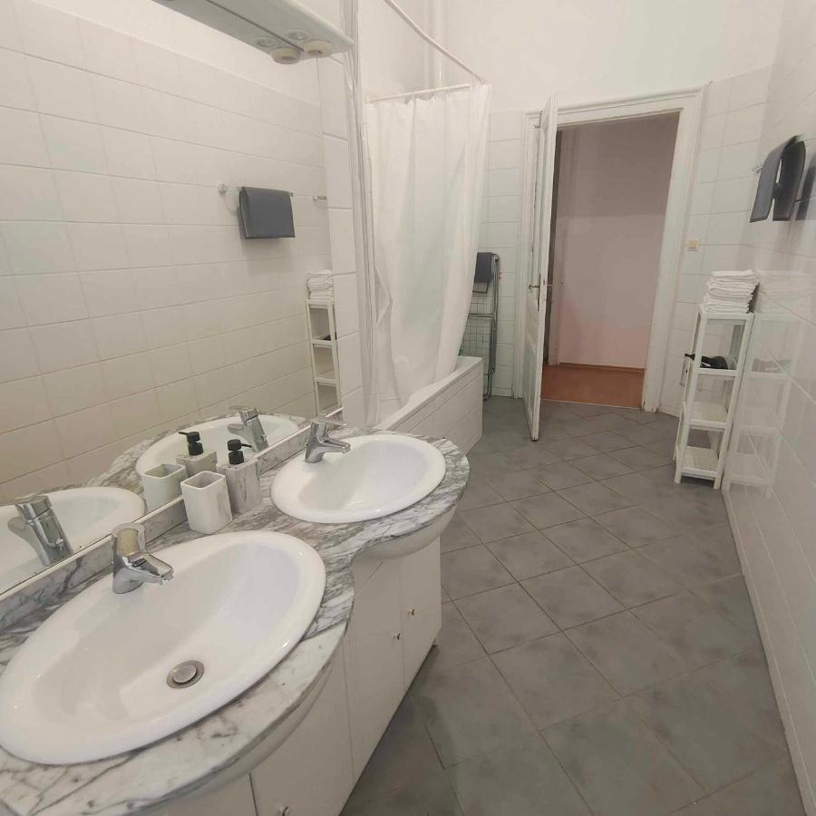 Large 4 In The Center Of Apartment Wien