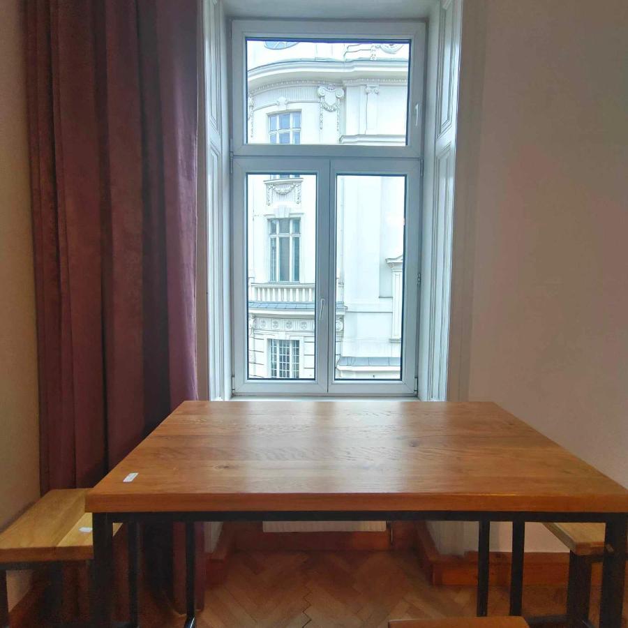 Large 4 In The Center Of * Wien